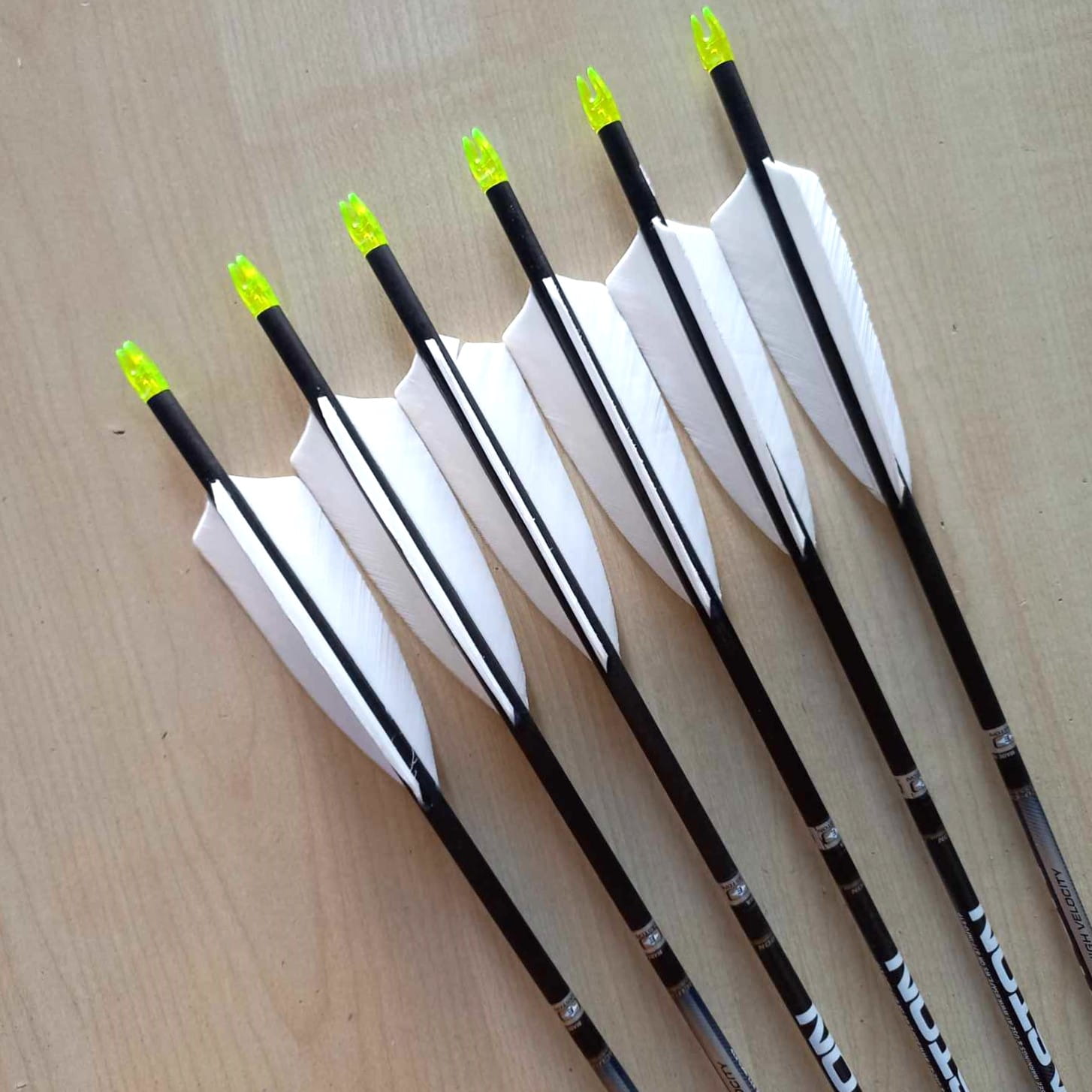 Strzały Easton SONIC 6.0 z lotkami naturalnymi 4" 500 - 6 szt.